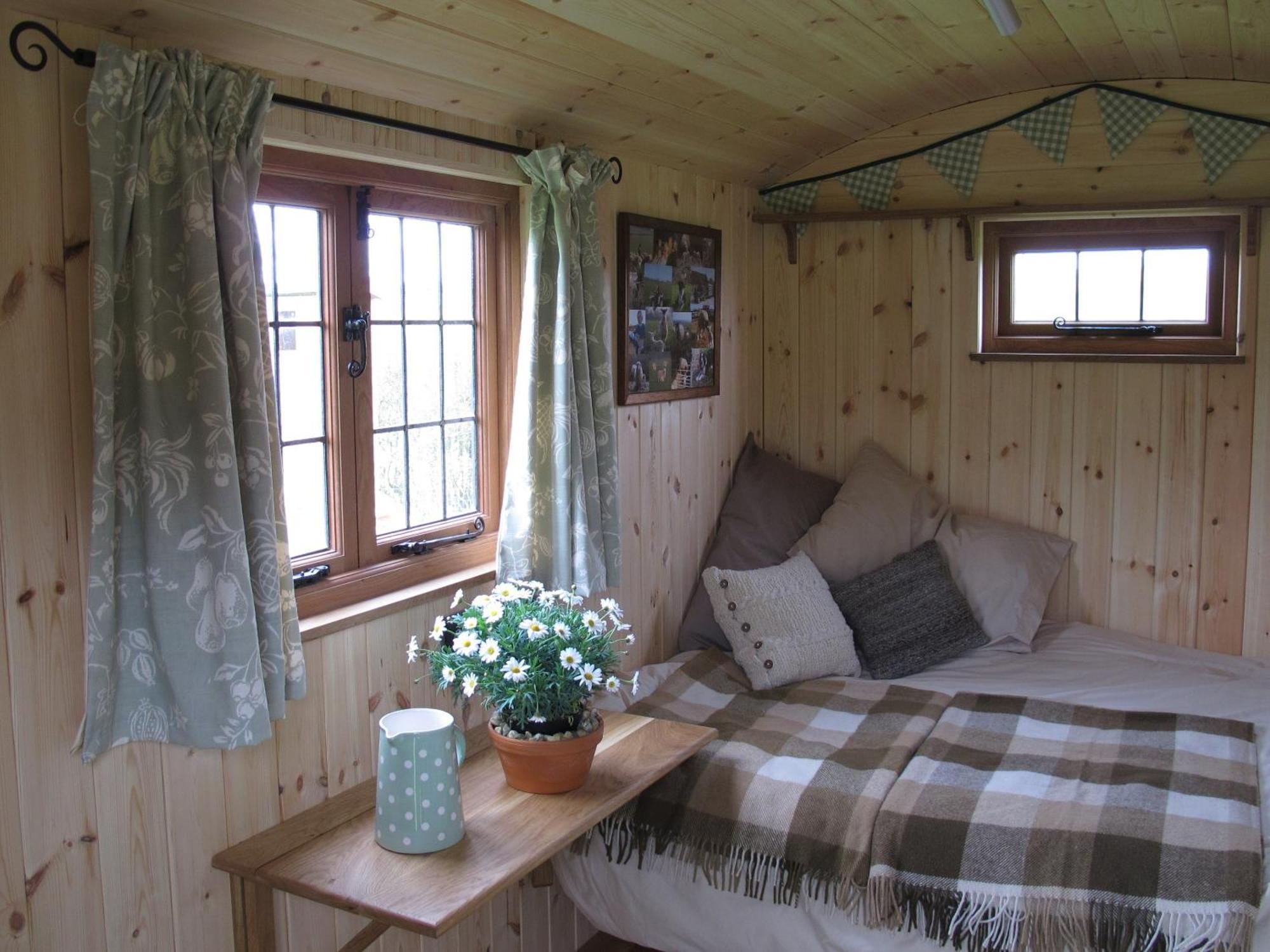 Marshwood Farm B&B And Shepherds Hut Dinton  Dış mekan fotoğraf