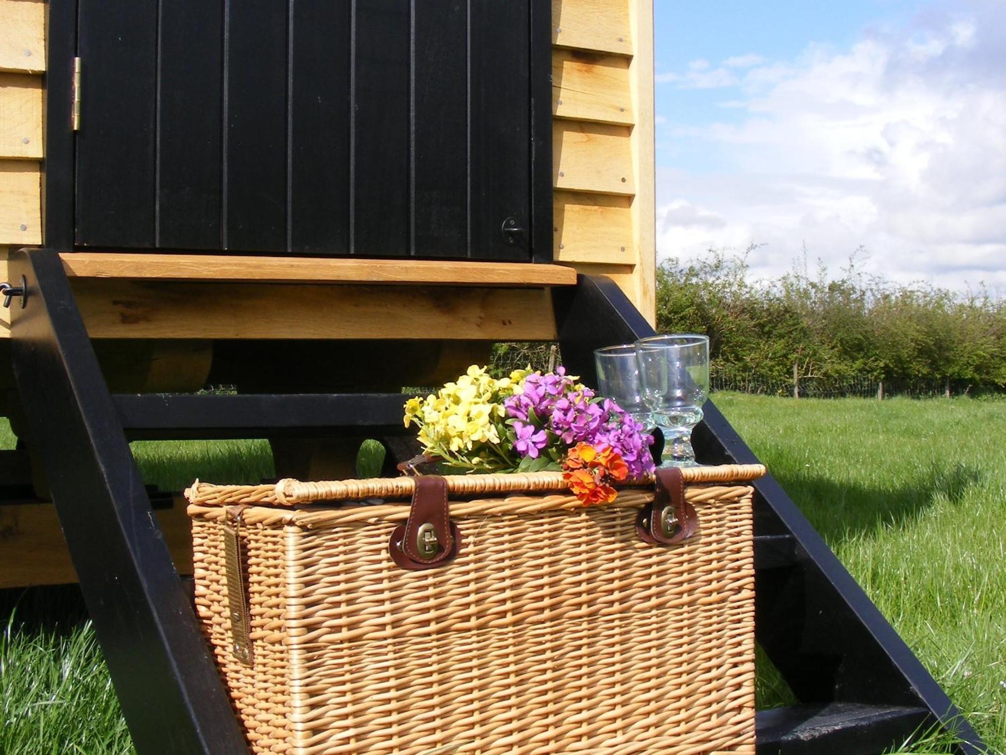 Marshwood Farm B&B And Shepherds Hut Dinton  Dış mekan fotoğraf