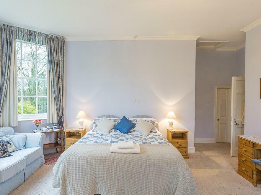 Marshwood Farm B&B And Shepherds Hut Dinton  Dış mekan fotoğraf
